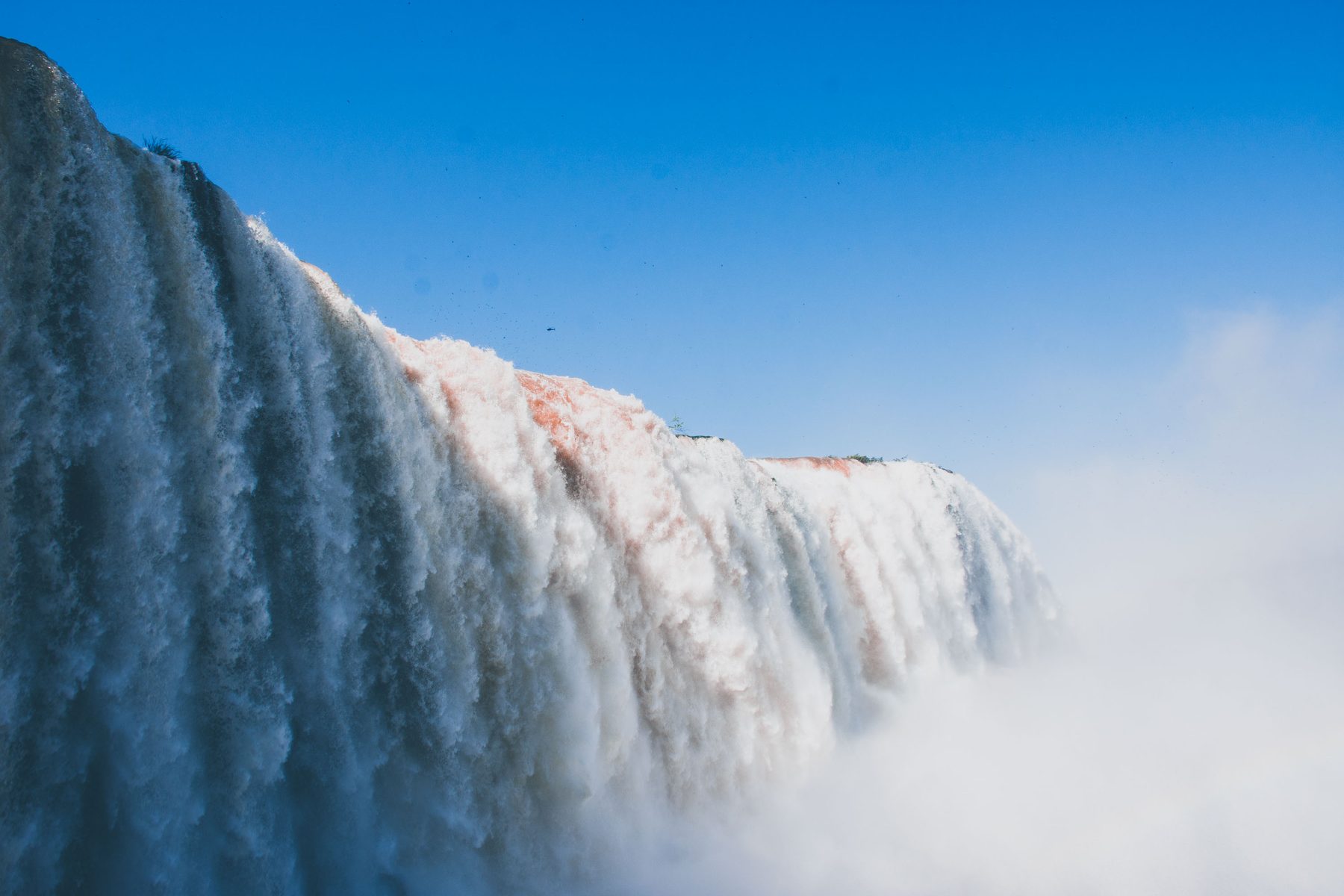 Water rushing off the edge at Garganta do Diabo